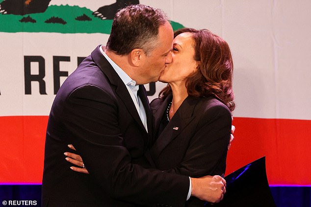 tariqnasheed's tweet photo. "BLacK men nEeD to sHow LoyaLty tO KamaLa"

Kamala: https://t.co/JbUWbd6Juo
