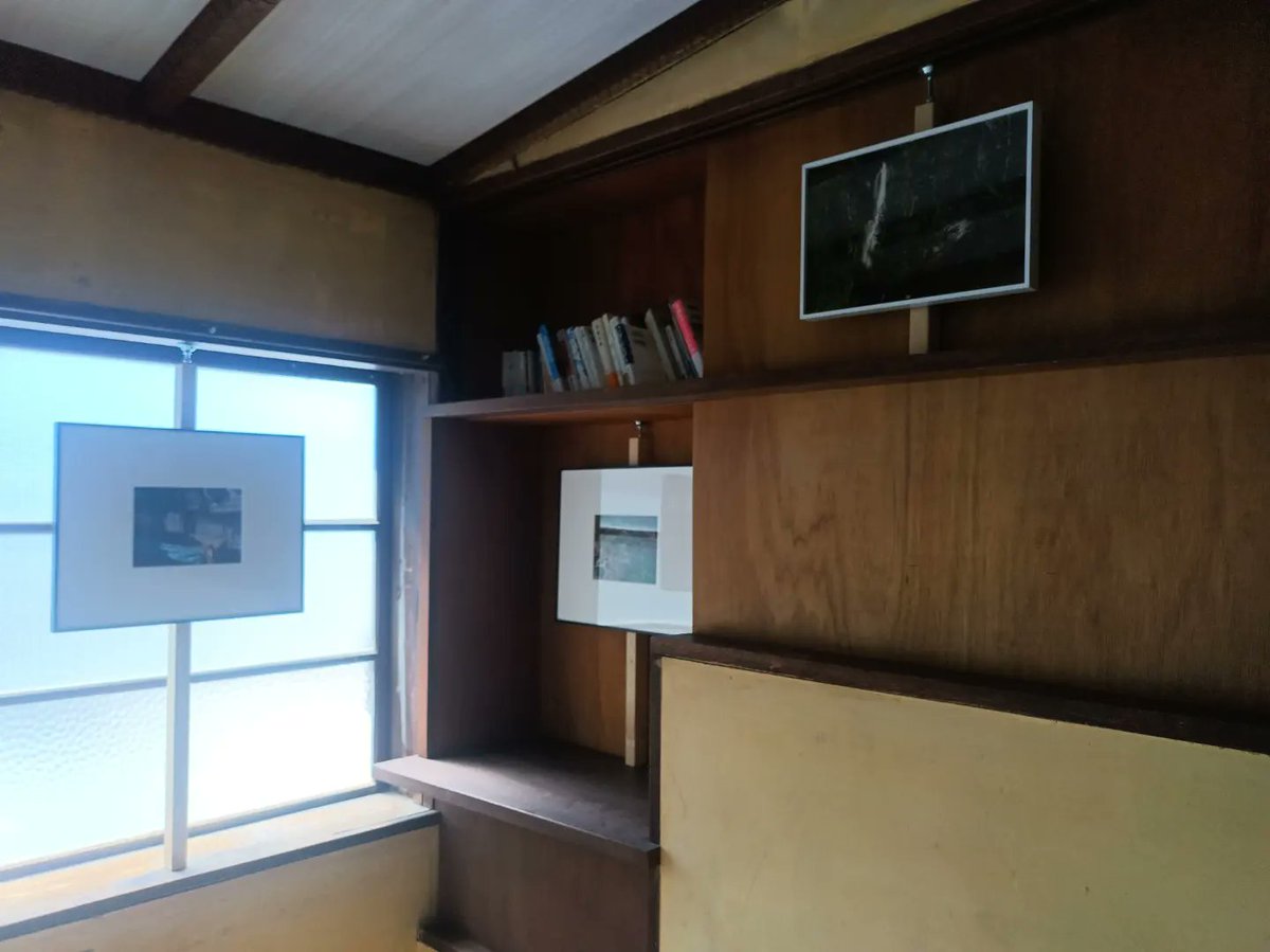 isnmknkiwamari's tweet photo. 本日オープンしております!
■ 鹿野颯斗 写真展「日毎の風景 - Daily Landscape」
■mado-beya展示替え中展示「ちばふみ枝作品展」
■Rafflesi-an企画 岩井大空作品展
#石巻のキワマリ荘 #石巻 #art #アーティストランスペース #オルタナティブスペース #artistrunspace #alternativespace https://t.co/ctsAHYNEGH