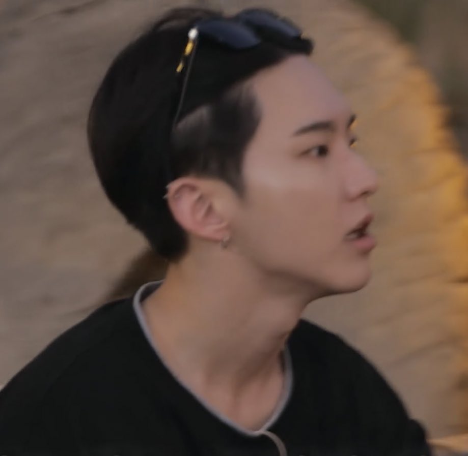 너무너무 강경덮머파이긴 한데
호시완깐은 주기적으로 해줘야됨
눈썹뼈가 진짜루 너무고자극임…
헤어라인 눈썹뼈 두상 이마 << 이 라인이 넘미 예뻐서
호시님 쥐목구비가 시원해지는느낌…
눈썹뼈 덕분인지 옆에서 보면 진짜….     「 남자 」 ,