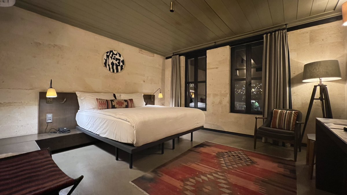 pt_hyatt's tweet image. ボドルムの次はカッパドキアへ🇹🇷

ギョレメの街の中心部にある

#CARUS  

というホテルに滞在🏨

洞窟ホテル自体は6年前に経験済みなので、今回はあえてモダンなタイプのお部屋をチョイス✨

オシャレで眺めの良いテラスやレストランもあって、想像よりかなり良かった😄🌿