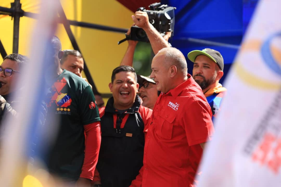 VictorJulioGo's tweet photo. #EnFotos Así fue la marea roja bolivariana y de Victoria por nuestro Pdte. @NicolasMaduro Nadie diga lo contrario Somos Mayoría @HectoRodriguez @dcabellor @PartidoPSUV @PsuvMirandaVE @LeninSosa11 @pinfantea https://t.co/Yy4SYNNOWp
