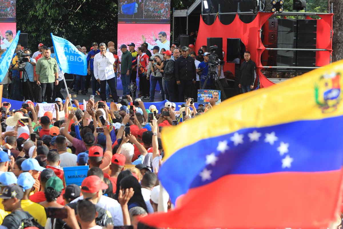 VictorJulioGo's tweet photo. #EnFotos Así fue la marea roja bolivariana y de Victoria por nuestro Pdte. @NicolasMaduro Nadie diga lo contrario Somos Mayoría @HectoRodriguez @dcabellor @PartidoPSUV @PsuvMirandaVE @LeninSosa11 @pinfantea https://t.co/Yy4SYNNOWp