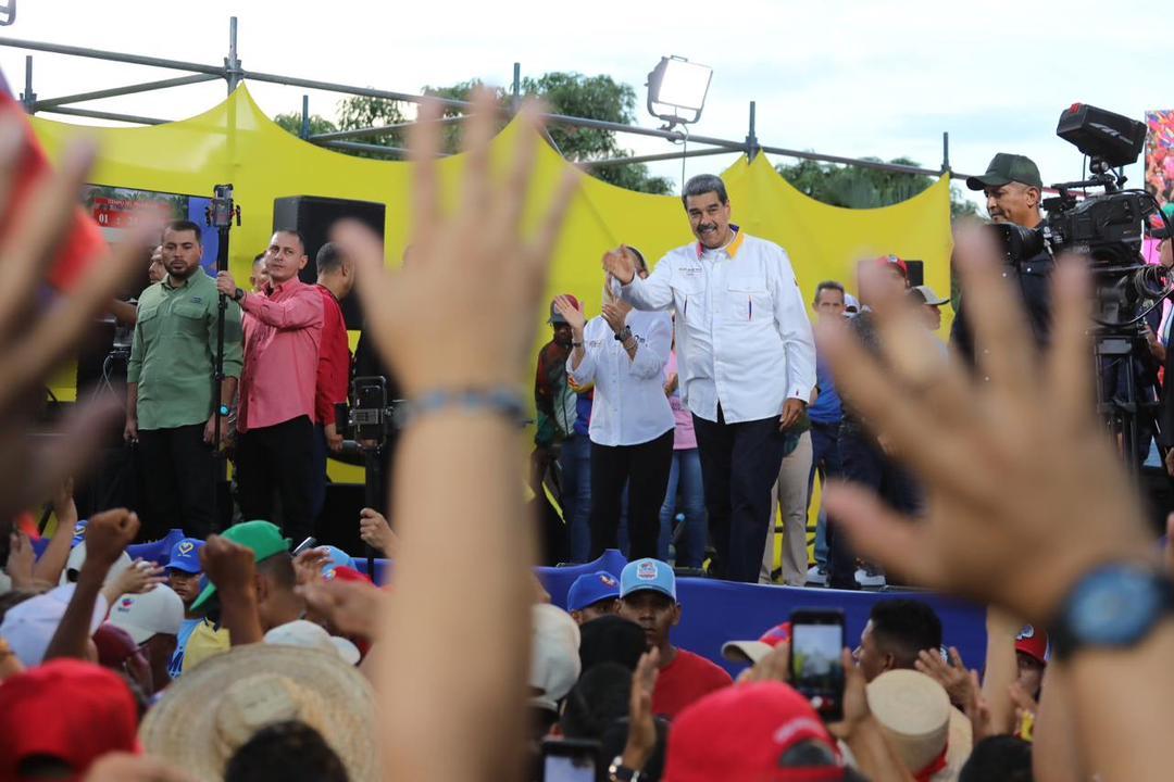 #3Agosto Nuestro presidente <a href="/NicolasMaduro/">Nicolás Maduro</a> recibiendo la movilización Revolucionaria. #PaisDeOchoEstrellas