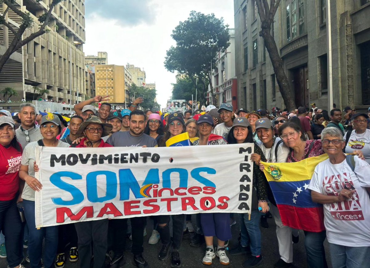 JorgePerezVEN's tweet photo. Marchamos con nuestro tricolor al Palacio de Miraflores en apoyo al Presidente Electo @NicolasMaduro, respaldando sus acciones en favor de la Paz, la Soberanía, la estabilidad y la Justicia.

¡Somos Millones, una sola Voz!
¡Un Pueblo Libre en Revolución!
#PaísDeOchoEstrellas ✊🏻🇻🇪 https://t.co/6emI17RsqF