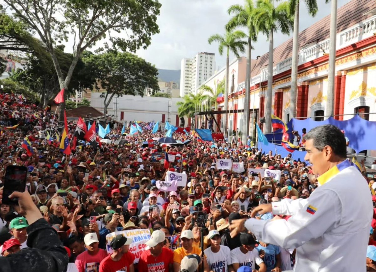 JorgePerezVEN's tweet photo. Marchamos con nuestro tricolor al Palacio de Miraflores en apoyo al Presidente Electo @NicolasMaduro, respaldando sus acciones en favor de la Paz, la Soberanía, la estabilidad y la Justicia.

¡Somos Millones, una sola Voz!
¡Un Pueblo Libre en Revolución!
#PaísDeOchoEstrellas ✊🏻🇻🇪 https://t.co/6emI17RsqF