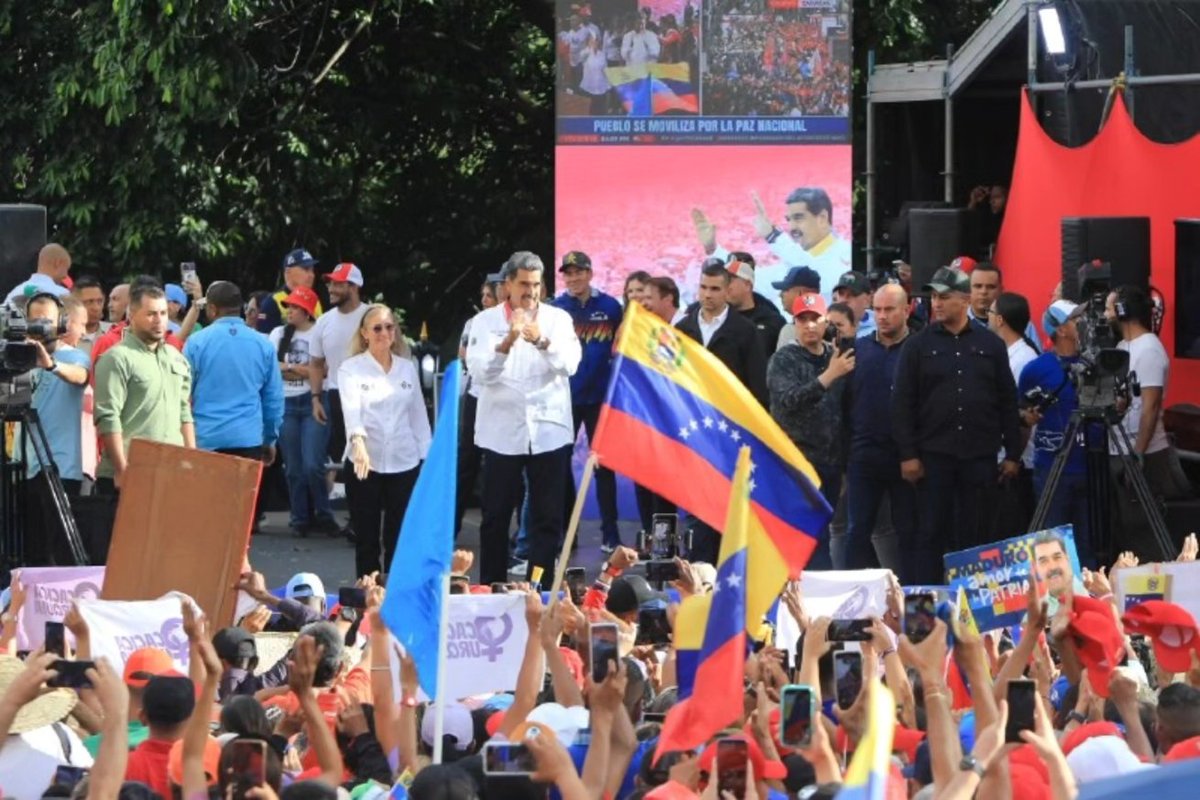 JorgePerezVEN's tweet photo. Marchamos con nuestro tricolor al Palacio de Miraflores en apoyo al Presidente Electo @NicolasMaduro, respaldando sus acciones en favor de la Paz, la Soberanía, la estabilidad y la Justicia.

¡Somos Millones, una sola Voz!
¡Un Pueblo Libre en Revolución!
#PaísDeOchoEstrellas ✊🏻🇻🇪 https://t.co/6emI17RsqF