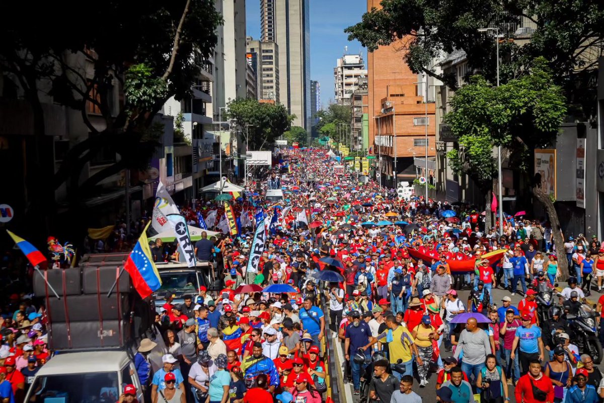 JorgePerezVEN's tweet photo. Marchamos con nuestro tricolor al Palacio de Miraflores en apoyo al Presidente Electo @NicolasMaduro, respaldando sus acciones en favor de la Paz, la Soberanía, la estabilidad y la Justicia.

¡Somos Millones, una sola Voz!
¡Un Pueblo Libre en Revolución!
#PaísDeOchoEstrellas ✊🏻🇻🇪 https://t.co/6emI17RsqF
