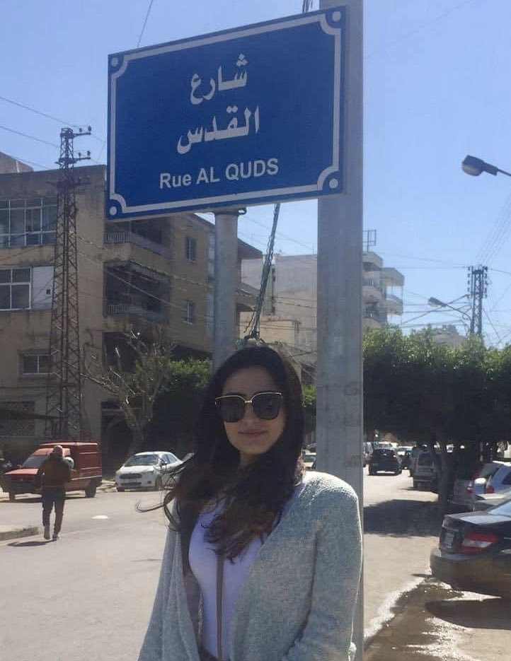 يا فلسطين إنّنا قادمون قريباً بفضل الله ومحورنا. 

الصورة في جنوب لبنان/شارع القدس.