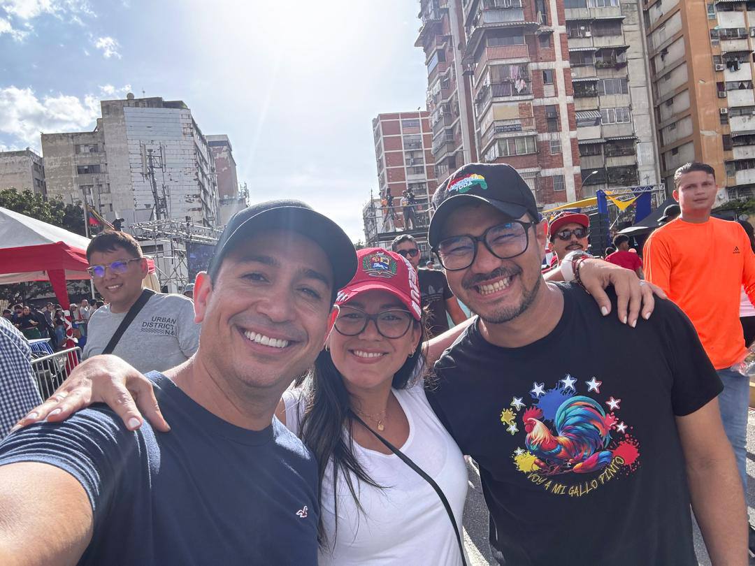JohannAlvarez8's tweet photo. Hoy #3Ago, el pueblo respondió con una gran demostración de fuerza y unidad, al llamado de nuestro Presidente @NicolasMaduro, a mantenerse movilizado en las calles con alegría en defensa de la verdad de Venezuela. 

La mayoría de los venezolanos queremos  mantener la paz y continuar trabajando 
por la recuperación económica del país y el estado de bienestar de nuestro pueblo.

#PaisDeOchoEstrellas