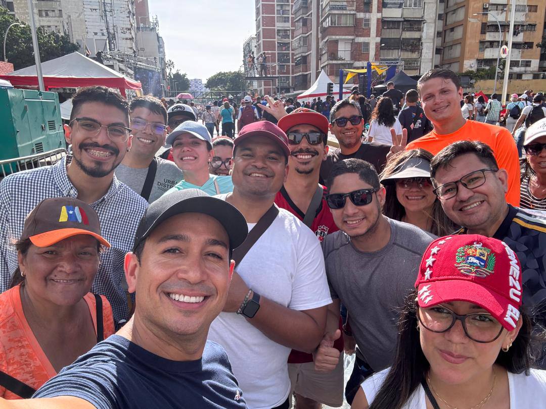 JohannAlvarez8's tweet photo. Hoy #3Ago, el pueblo respondió con una gran demostración de fuerza y unidad, al llamado de nuestro Presidente @NicolasMaduro, a mantenerse movilizado en las calles con alegría en defensa de la verdad de Venezuela. 

La mayoría de los venezolanos queremos  mantener la paz y continuar trabajando 
por la recuperación económica del país y el estado de bienestar de nuestro pueblo.

#PaisDeOchoEstrellas