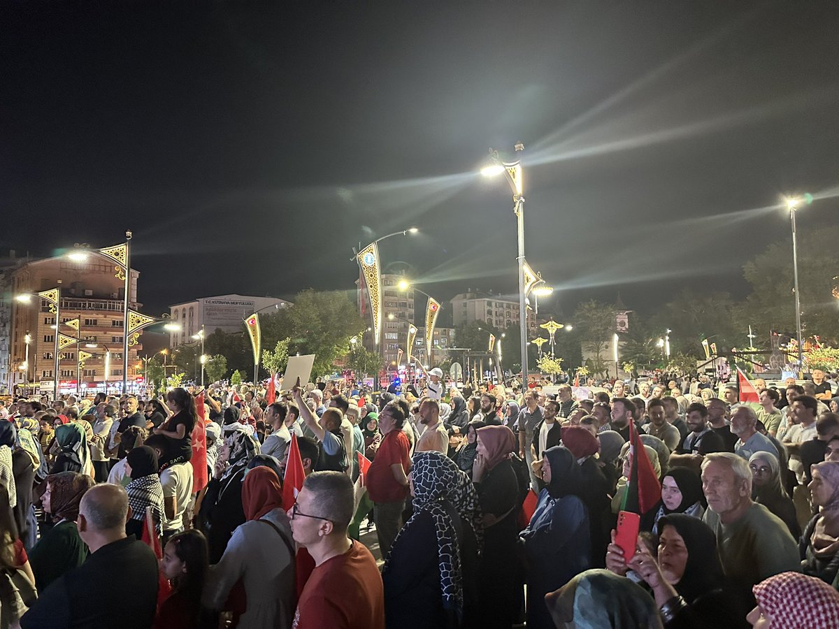 Şehid İsmail Haniye’nin şehadetinden önce çağrıda bulunduğu gibi Filistinli kardeşlerimizle aynı safta olduğumuzu, tüm dünyaya göstermek üzere 
#Kütahya #Zafer Meydanı'ndayız. 
#SonÇağrı