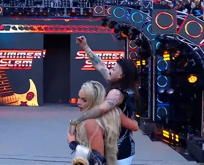 blisstatements's tweet image. Flipping off the whole crowd while bagging a baddie 

YEAH DOM IS HIM 😭😭😭