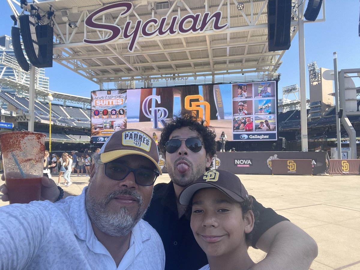 VickEstradaU's tweet photo. #ForTheFaithful  @LosPadres https://t.co/8LbNBkV9S7