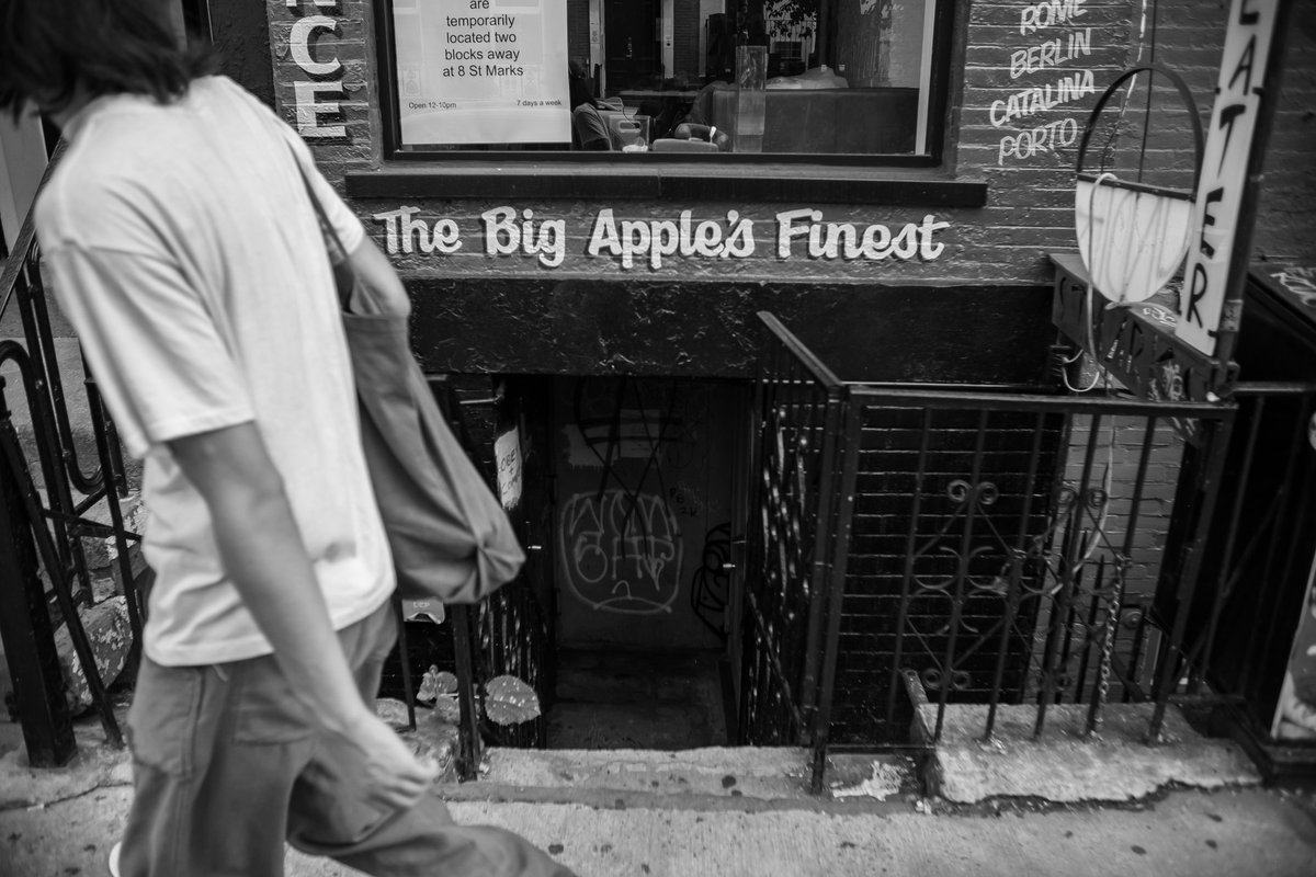 Mario_Pais79's tweet photo. Gn my FAM ❤️.

Some frames of NYC in B&amp;W.

Njoyyyy 

#photography #bnw #streetphotography #NYC #travelphotography #traveler #wanderer #fujifilm #nftarti̇st #NFTCommunity #nftphography #eth #sol https://t.co/7syEwctXQZ