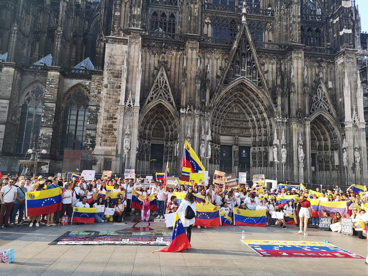 SaVanessCa's tweet photo. Venezolanos alrededor del mundo, clamando por la libertad de su pueblo. 

Fuera Nicolás Maduro!
#VenezuelaLibredeDictadura #VenezuelaSeraLibre 
#Venezolanos

Chile / Alemania / Bogotá https://t.co/aYx9IKIfjn