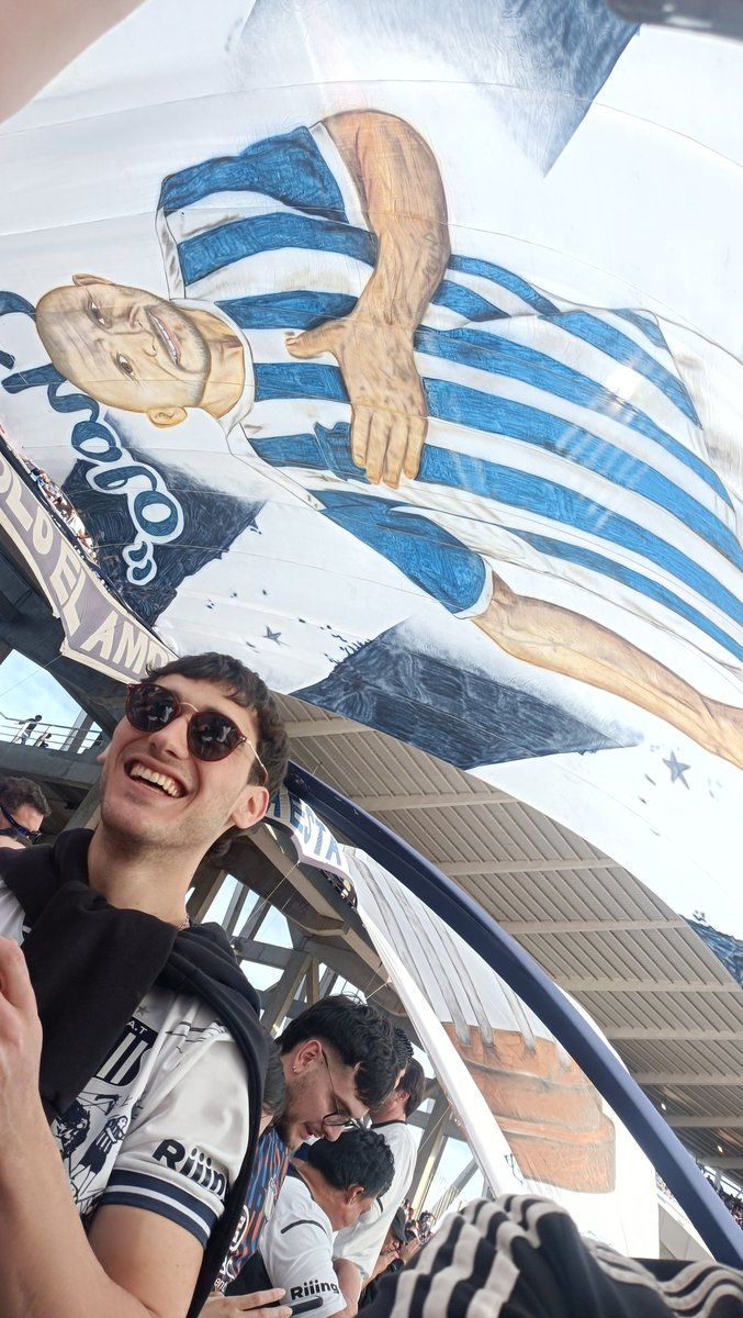 agos_eb's tweet photo. No sé quién es pero le saqué estos fotones sin querer en Talleres - Instituto. Ojalá le lleguen https://t.co/ZcAPvQT77n