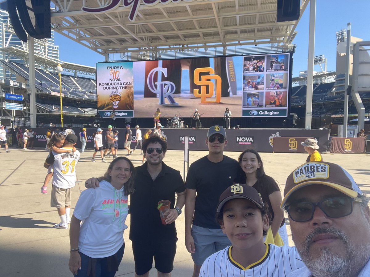 VickEstradaU's tweet photo. #ForTheFaithful @LosPadres https://t.co/6VAxgjrp2t