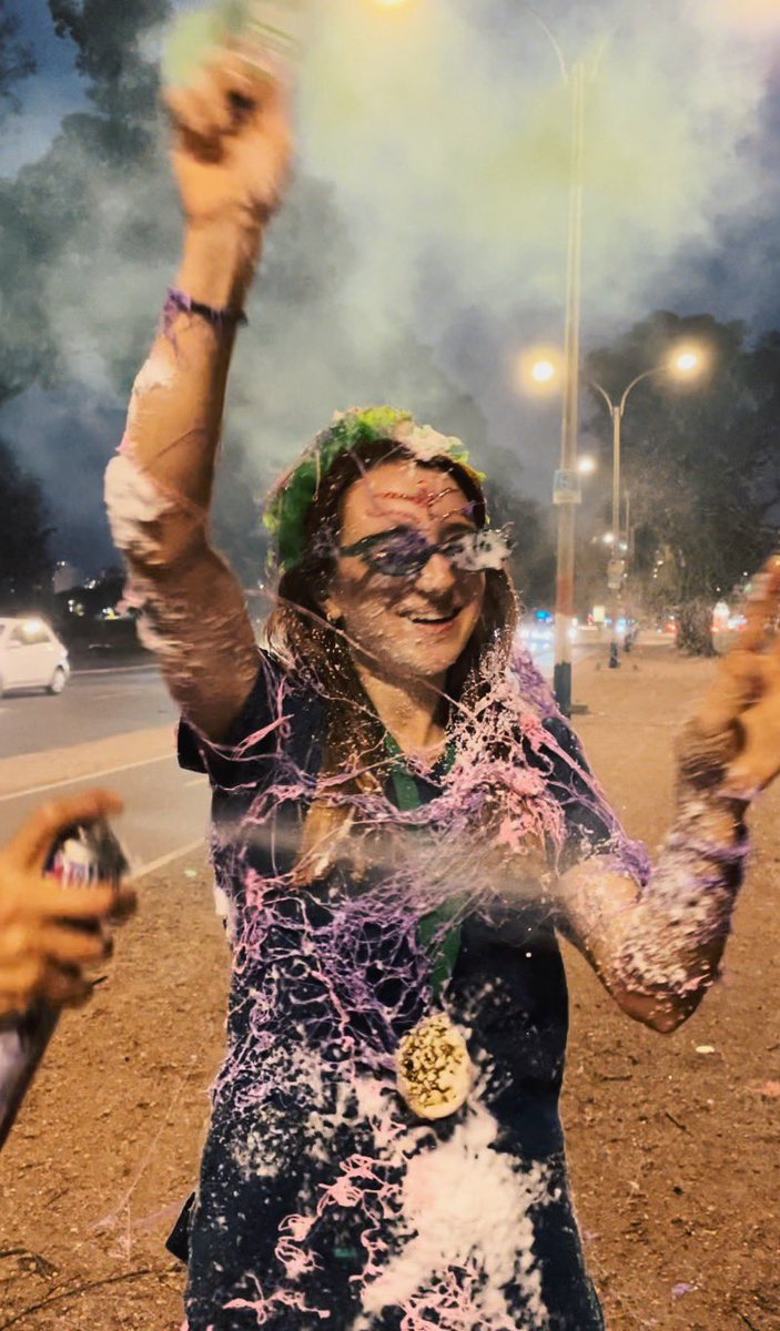 Choecita's tweet photo. cuando pensabas que estabas re lejos de este momento pero: ✨🙌🏻 🧚 
ME RECIBÍ, soy OBSTETRA-PARTERA gurises!
Aguante la UDELAR, aguante la educación pública 🇺🇾🩵 https://t.co/mhCqMzFHIg