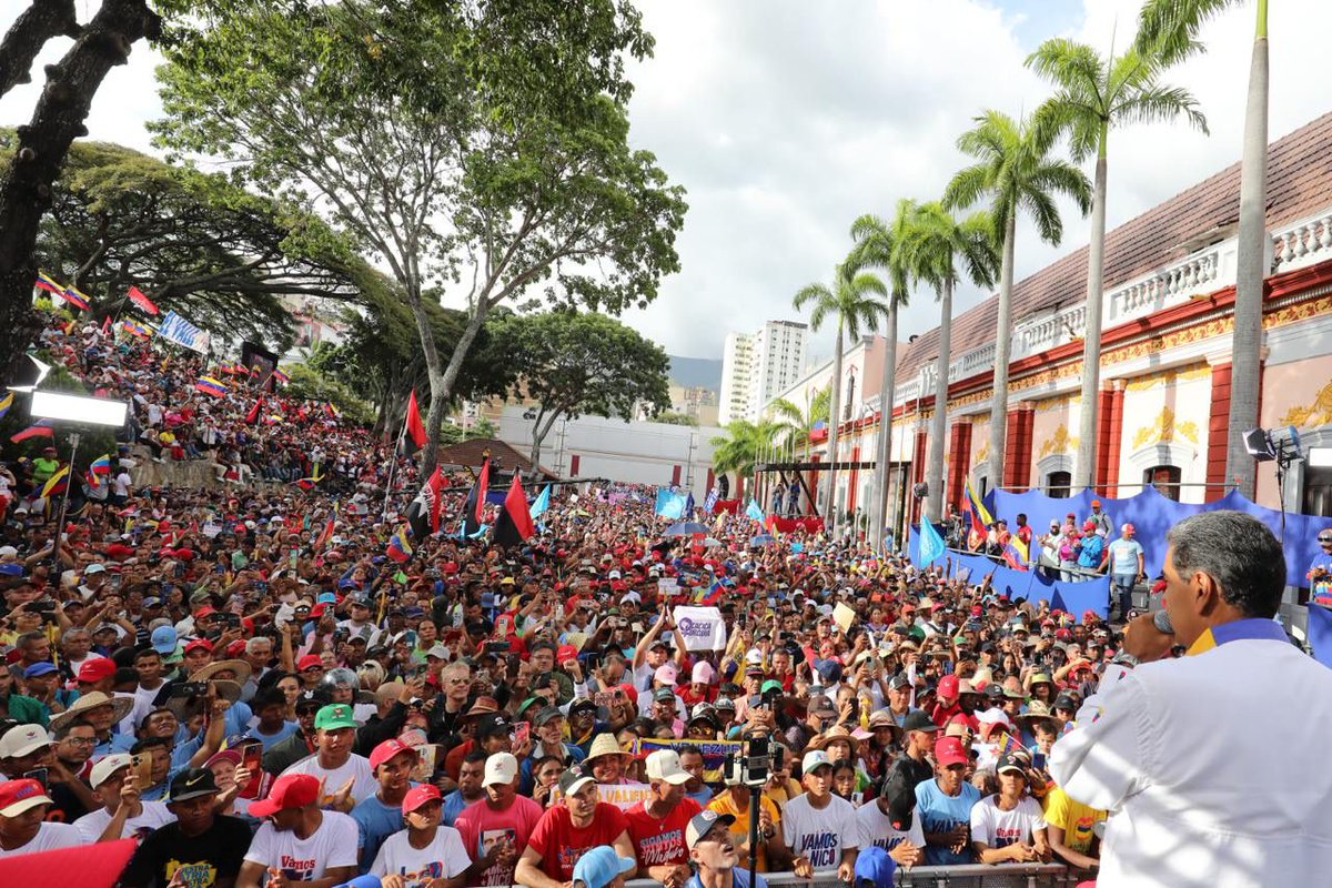 El pueblo venezolano salió a las calles desde varios puntos de Caracas hasta el palacio de Miraflores en una gran marcha colorida y llena de alegría por la paz y apoyando la victoria de nuestro presidente constitucional @NicolásMaduro #VenezuelaQuierePaz