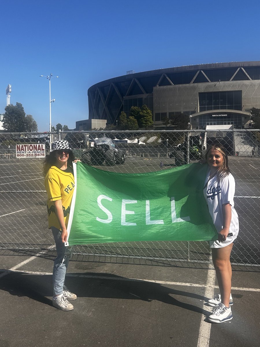 notlyssa's tweet photo. When other teams support the cause #SellTheTeam https://t.co/MkU79YdT7g