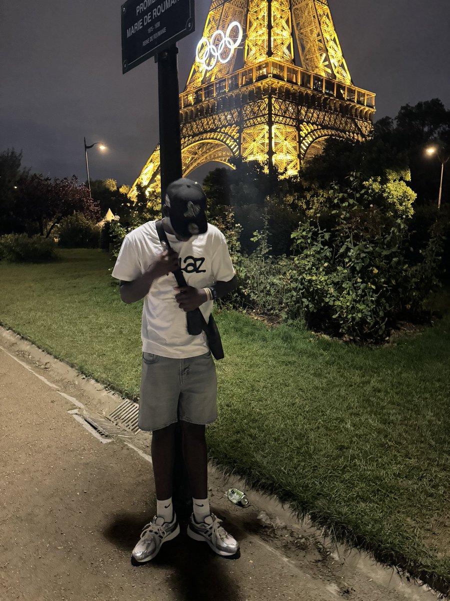 _lorrmo's tweet image. niggas in paris