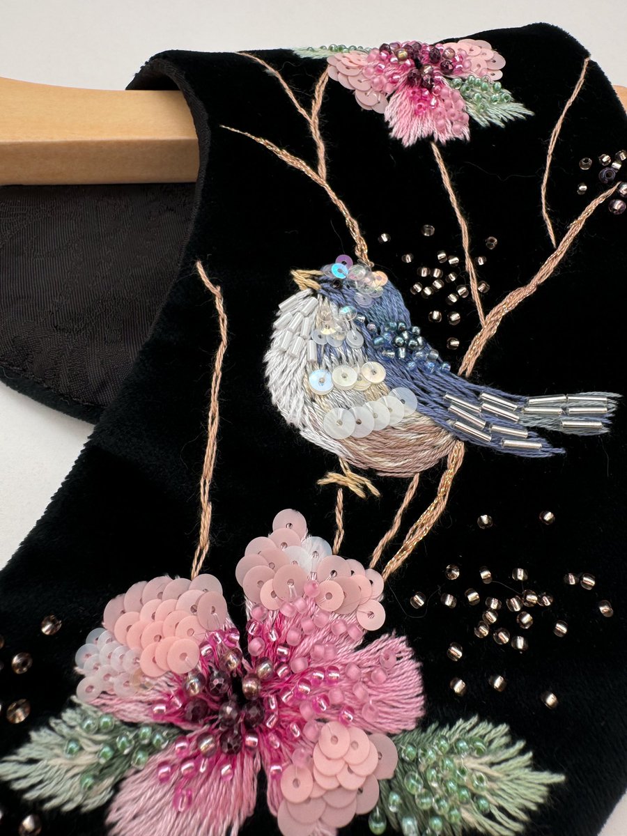 Hand embroidered velvet collar. This product is a work of art. Author's technique of embroidery, makes it a unique thing for the closet. It will perfectly complement any image, casual, business or evening.

malinzdesign.etsy.com/listing/177252…