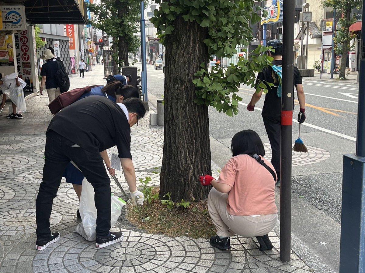 K_Onishi's tweet photo. 火の国まつり後の清掃ボランティアには早朝から200名以上の皆さんにご参加頂き有難うございました🙇‍♂️皆さんにはくまもとアプリに100ポイント付与😊私もポイントと活動証明書をゲット🥰まつりの後の割にはそこまでゴミは酷くなかったですがタバコのポイ捨てが目立ちました🚬🙅喫煙者の皆さん捨てないで‼️ https://t.co/6RrizpXCmy