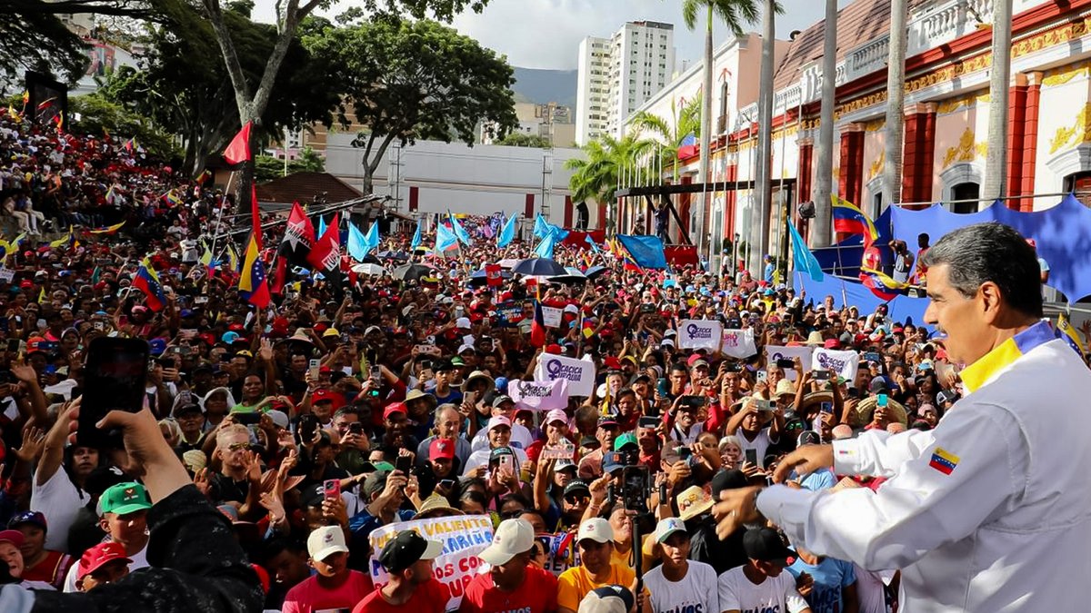 🇻🇪 Los venezolanos realizaron marchas masivas en todo el país para apoyar al presidente Nicolás Maduro y su reciente triunfo electoral. En Caracas, Maduro afirmó que la paz triunfó y destacó que el brote fascista fue derrotado en 48 horas gracias a la unión