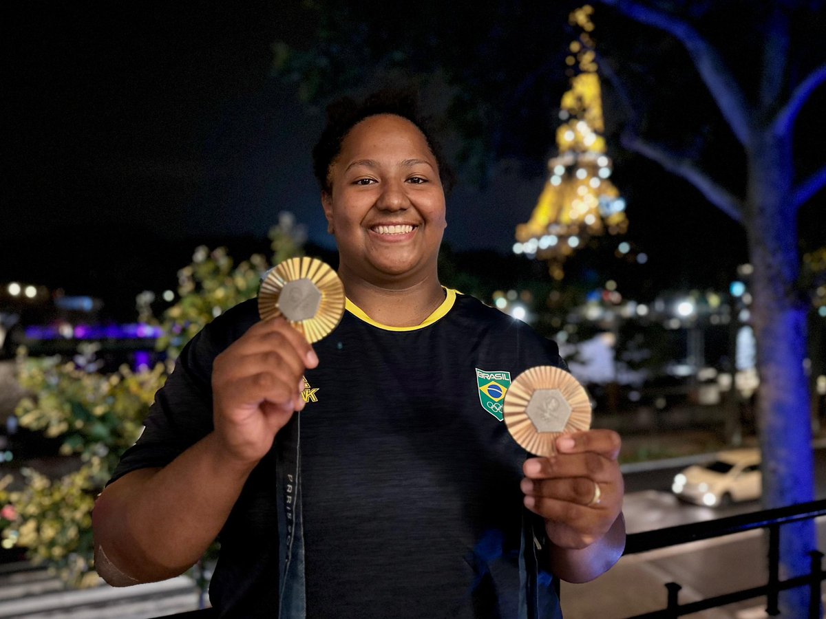 timebrasil's tweet photo. Não faltam motivos para sorrir e brilhar! 🥇🥋🥉

#JogosOlímpicos #Paris2024 https://t.co/2w6jeKMO9X