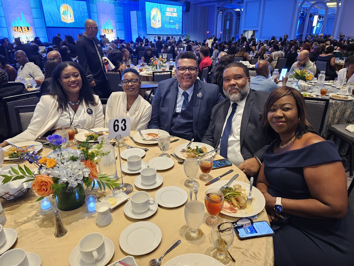 La soirée de gala en l'honneur de Roberson Alphonse <a href="/ralphonse76/">Roberson Alphonse</a> vient de commencer au Chicago Hilton. Le journaliste Alphonse va recevoir le Prix Percy Qoboza lors de la clôture de la conférence annuelle de l'Association des Journalistes Noirs des USA (NABJ)