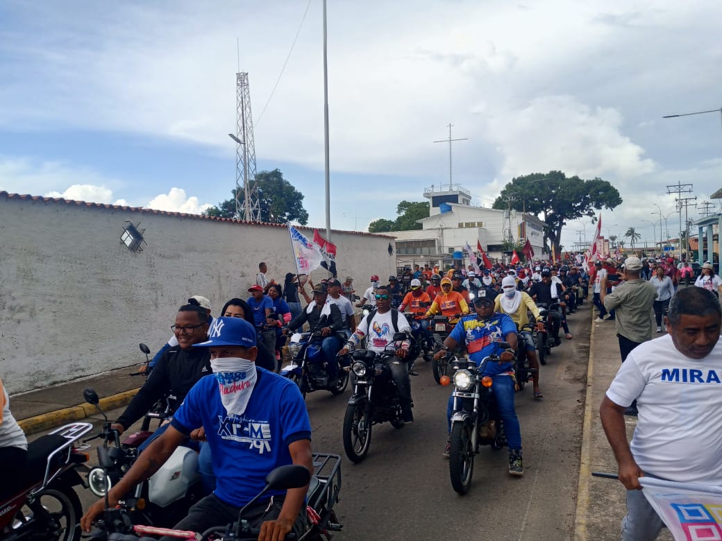Trabajadores de la Secretaria general de gobierno, desde la histórica Angostura, respaldan la victoria contundente del Presidente constitucional Nicolás Maduro.

#VenezuelaQuierePaz
#PuebloValienteEnVictoria 
#CiudadBolívarTierraDePaz

<a href="/NicolasMaduro/">Nicolás Maduro</a> 
<a href="/amarcanopsuv/">Ángel Marcano</a> 
<a href="/brizcoroquin/">Brizeida Quiñones</a>