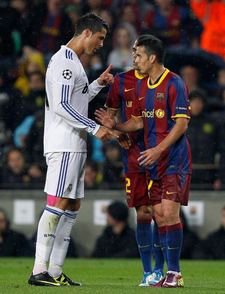 MessiahYaniss16's tweet photo. En 2010, durant le clasico : 

Ronaldo à Pedro : "T'es qui toi ?".

Pedro : "Je suis champion du monde et toi t'es qui ?".

14 ans plus tard, Cristiano Ronaldo ne pourra toujours pas répondre. https://t.co/KA32KQIEVP