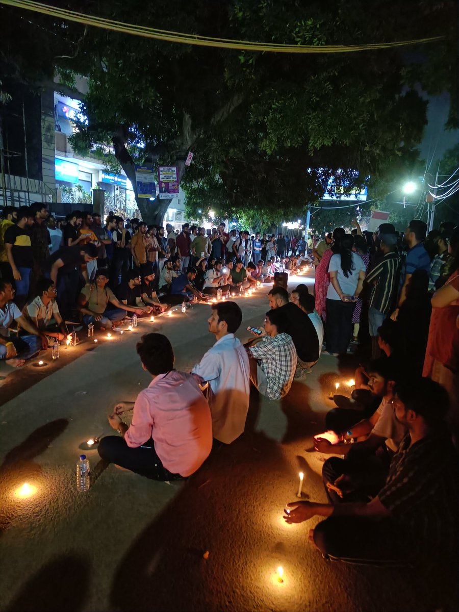 Atman_viddhii's tweet photo. " Dilon mein tum apni betabiyan
 leke chal rahe ho, toh zinda ho tum " . ❤️🕯️ 

Aisa protest kabhi dekha hai pahle?? 

#UPSCaspirants 
#RajendarNagar https://t.co/oMzmZPxg2z