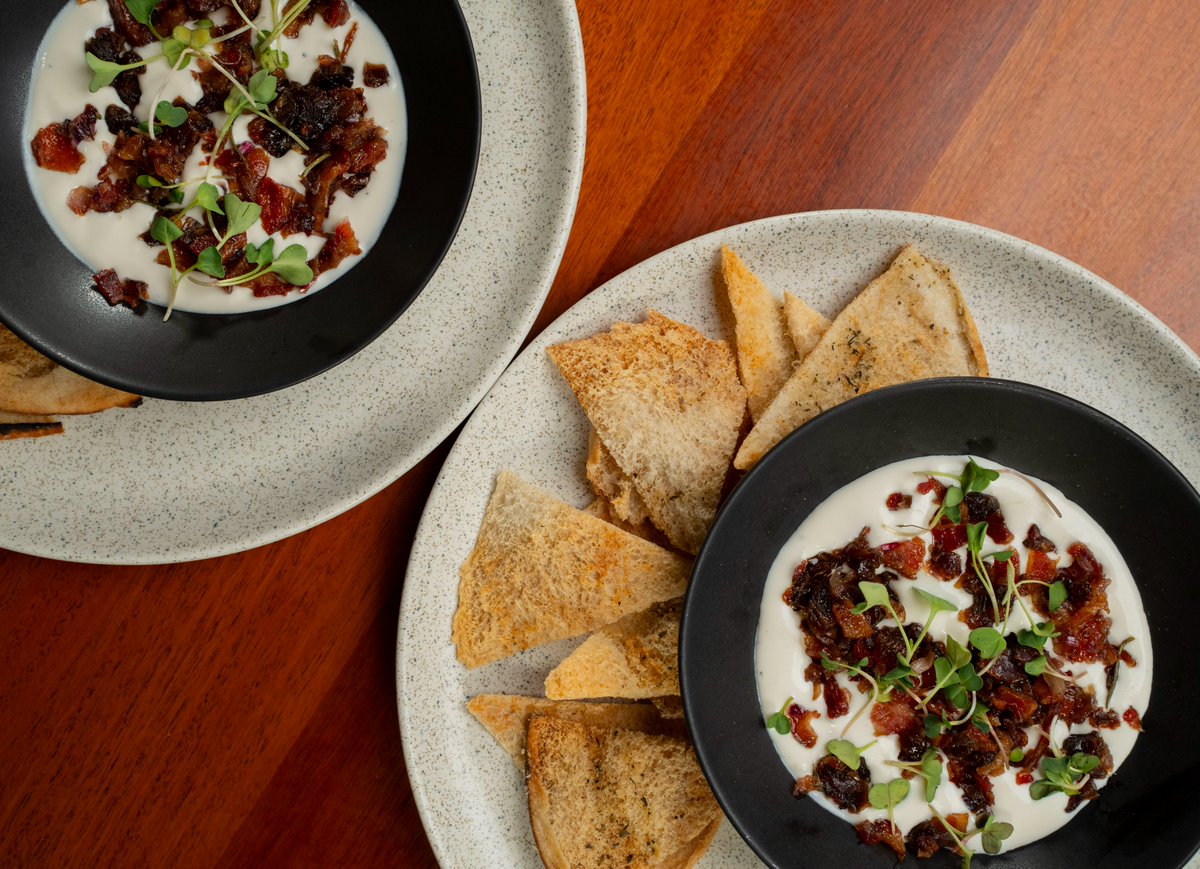 Los invitamos a probar nuestro nuevo dip de queso de cabra y ricotta en SOPHOS Bistrot 🧀✨. Este platillo combina a la perfección los sabores suaves y salados, creando una experiencia única para su paladar. Ideal para compartir con amigos y disfrutar de un buen momento juntos.