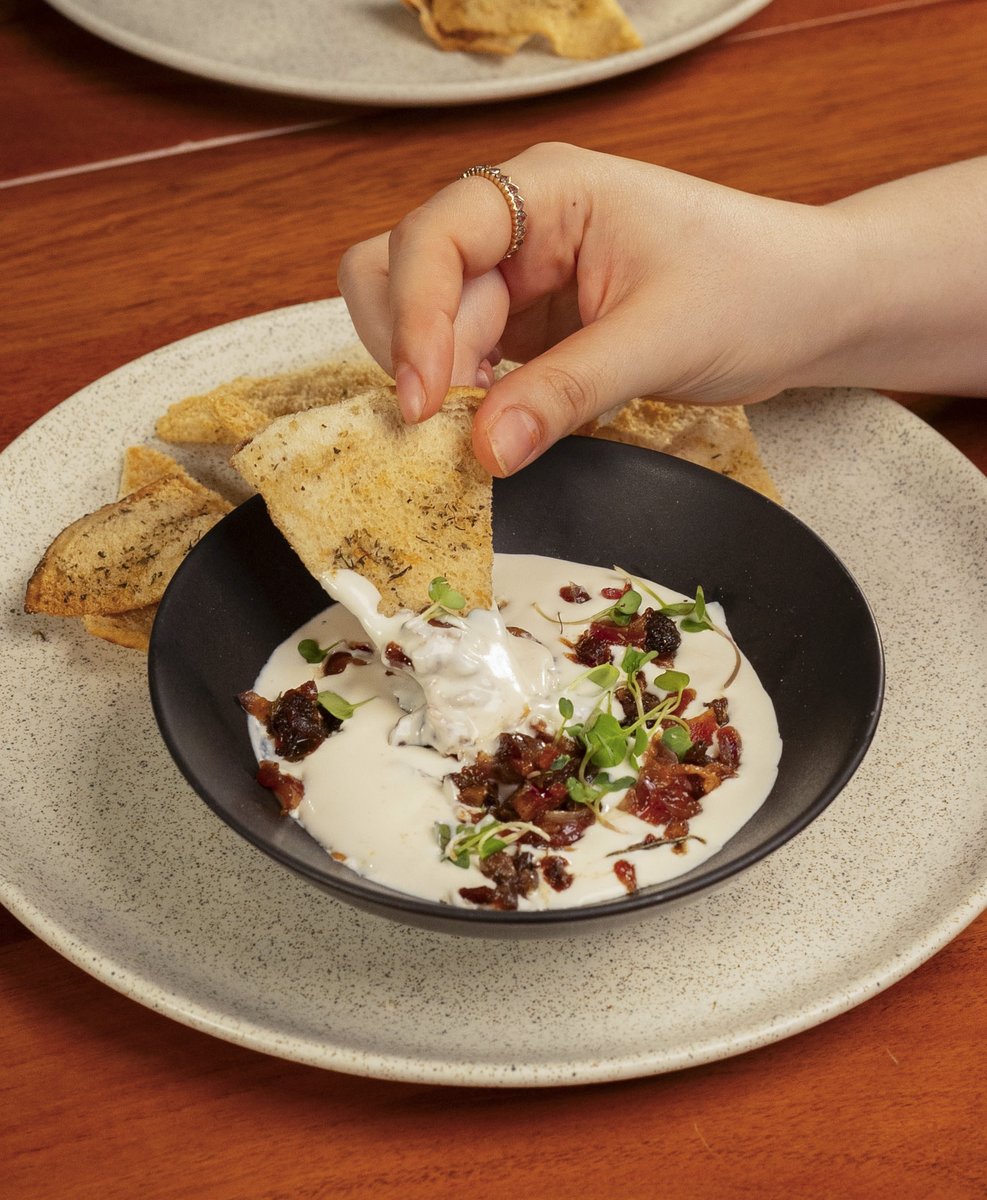 sophosenlinea's tweet photo. Los invitamos a probar nuestro nuevo dip de queso de cabra y ricotta en SOPHOS Bistrot 🧀✨. Este platillo combina a la perfección los sabores suaves y salados, creando una experiencia única para su paladar. Ideal para compartir con amigos y disfrutar de un buen momento juntos. ¡Visítenos en SOPHOS Bistrot! 🍽️