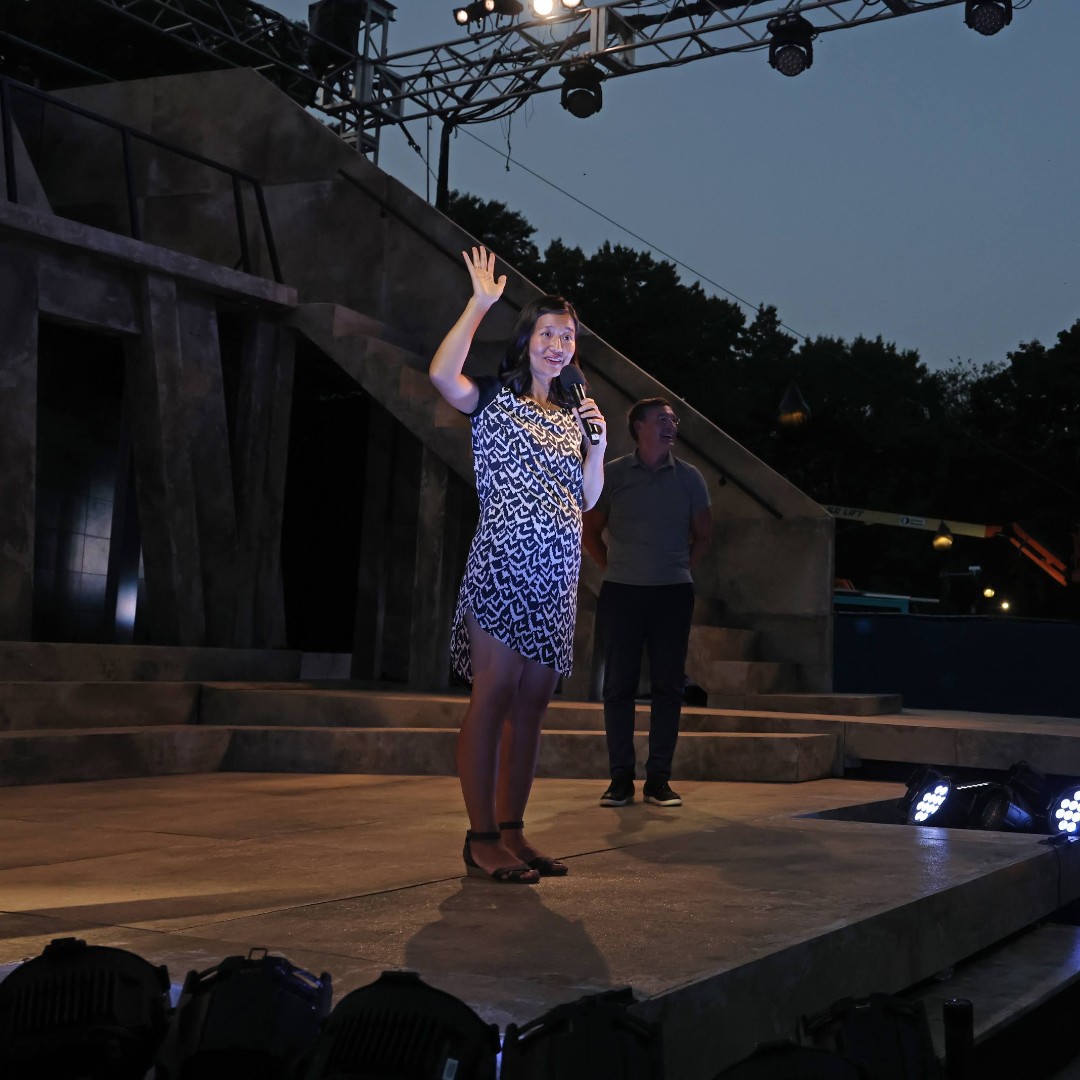 commshakes's tweet photo. Mayor Michelle Wu welcomed the crowd at #WintersTaleSOTC the other night! We are so grateful for her and the Mayor's Office of Arts and Culture for their incredible commitment to CSC's programming on the Common.

[ID: Mayor Wu waves on CSC's Stage on Boston Common.] https://t.co/JofUNLNZle