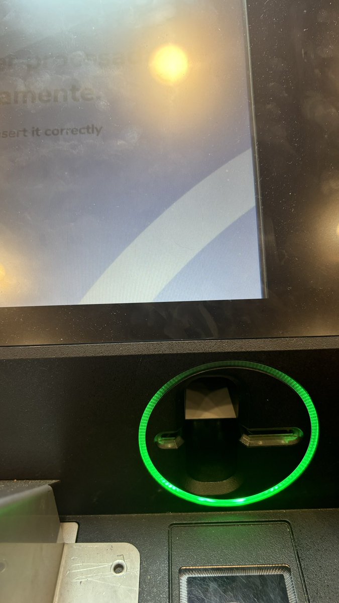 say_lemos's tweet photo. Este cajero de @BancoGuayaquil se quedó con mi tarjeta. Llamé para ver si me podían ayudar y sólo dijeron: Bloqueé la tarjeta. Ni un mil disculpas por el inconveniente, ni nada más!
Ahí se quedó la tarjeta. Tengan cuidado cuando vayan a este cajero en el Listo de la Eloy Alfaro. https://t.co/MfUNkCJ1ab