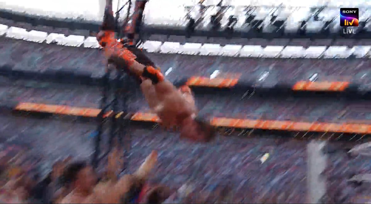 SKWrestling_'s tweet image. Gotta admit that moonsault was CRAZYYYY 🔥
#WWE #SummerSlam #SummerSlamWithSK