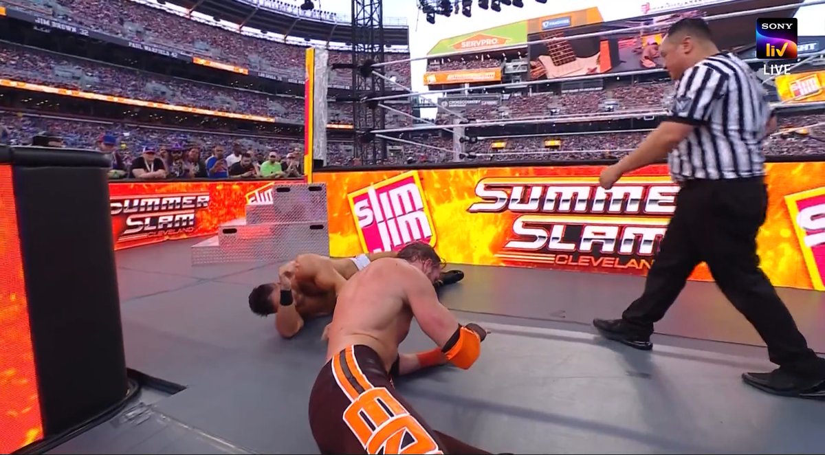 SKWrestling_'s tweet image. Gotta admit that moonsault was CRAZYYYY 🔥
#WWE #SummerSlam #SummerSlamWithSK