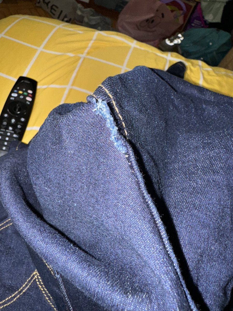 PauEdii's tweet photo. @LEVIS  que pasó desde cuando los jeans empezaron a pintar y tener baja calidad en las costuras.??   Apenas lo compré , sino baja los precios porque eso definitivamente no vale lo que cuesta #levisfail https://t.co/leZlyMdpSa