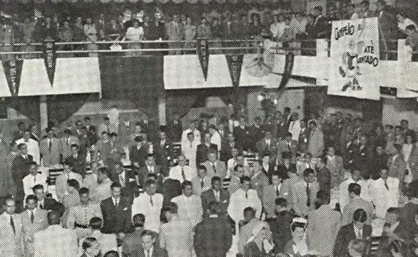 FlaAlternativo's tweet photo. @fabiojusttino E o Flamengo ainda conseguiu reverter a zoação lá em 1944 mesmo. Na festa do título, no salão da sede velha da praia do Flamengo, colocaram essa faixa com o Popeye sentado em cima de um Pato Donald desfalecido e com os dizeres “campeão até sentado”. https://t.co/ea3id7Fln5