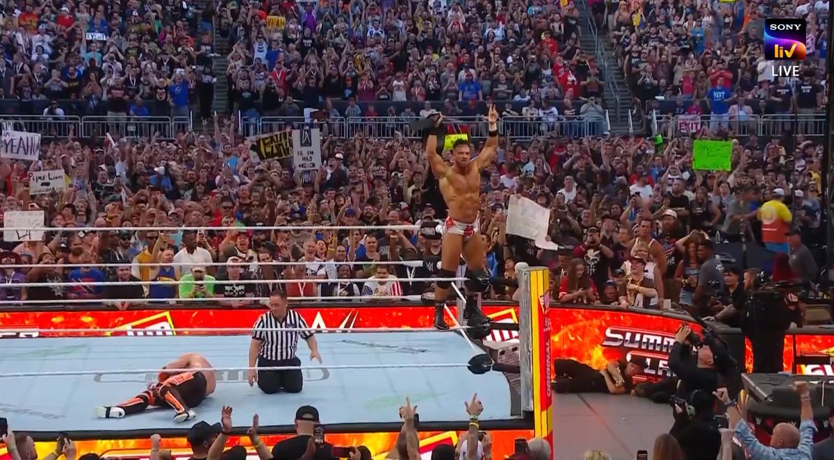 SKWrestling_'s tweet image. Tears in my eyes, we used to pray for times like these. 😭😭❤️❤️
#WWE #SummerSlam #SummerSlamWithSK