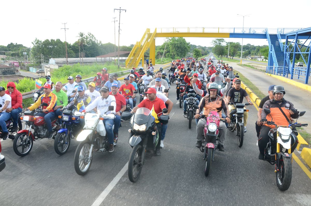 Futseb1's tweet photo. #03Agosto El pueblo victorioso sigue en las calles defendiendo y garantizado la paz electoral... El sector Construcción continúa con lealtad y compromiso de la mano con nuestro Presidente Constitucional @NicolasMaduro
@cbolivariana
@delcyrodriguezv
 
#NicolasMaduroPresidente https://t.co/rHgMUrMEKG