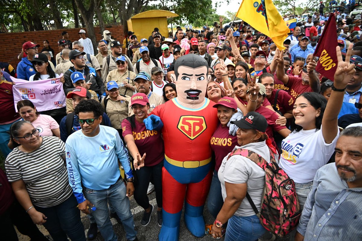 Futseb1's tweet photo. #03Agosto El pueblo victorioso sigue en las calles defendiendo y garantizado la paz electoral... El sector Construcción continúa con lealtad y compromiso de la mano con nuestro Presidente Constitucional @NicolasMaduro
@cbolivariana
@delcyrodriguezv
 
#NicolasMaduroPresidente https://t.co/rHgMUrMEKG