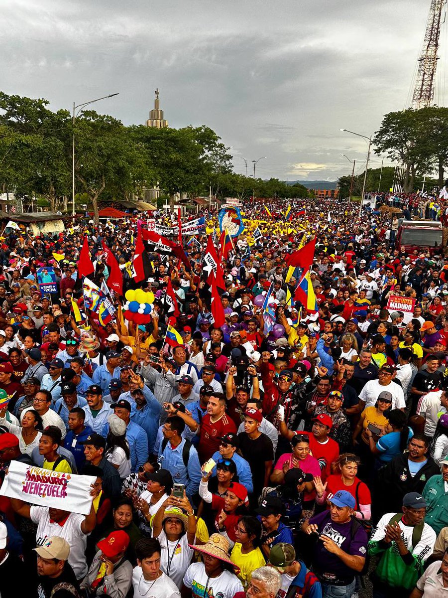 La Ultraderecha no puede despacharse y darse el vuelto porque aquí en Venezuela si hay leyes y no hay injerencia imperialista, somos la octava estrella de Venezuela y haremos respetar la voluntad del pueblo. Vamos con <a href="/NicolasMaduro/">Nicolás Maduro</a> 
#PaísDeOchoEstrellas