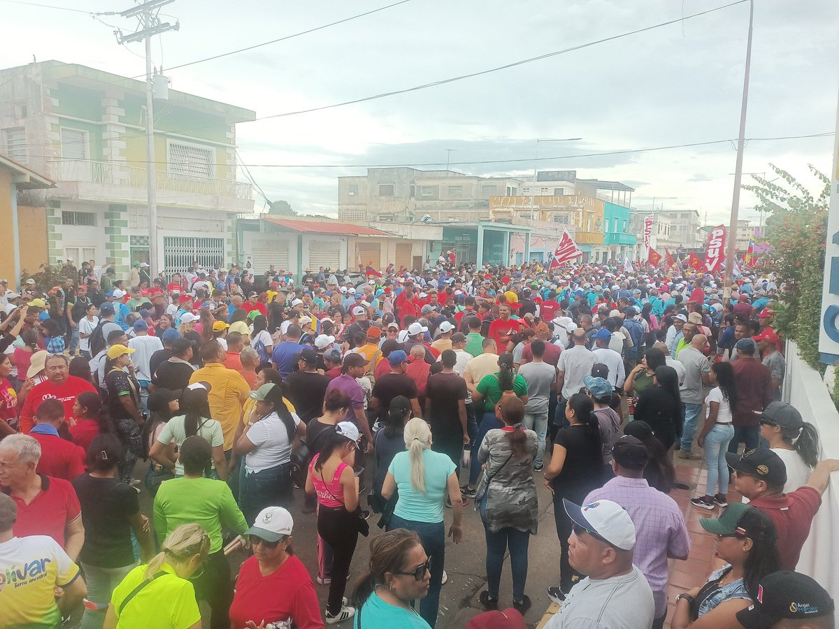 Desde Ciudad Guayana, nuestra secretaria general de gobierno, <a href="/brizcoroquin/">Brizeida Quiñones</a> nos dice "que reine la Paz en mi amada Venezuela y que viva mi Gallo Pinto, Nicolás Maduro".

#PuebloValienteEnVictoria 
#VenezuelaQuierePaz 

<a href="/NicolasMaduro/">Nicolás Maduro</a> 
<a href="/amarcanopsuv/">Ángel Marcano</a> 
<a href="/brizcoroquin/">Brizeida Quiñones</a>