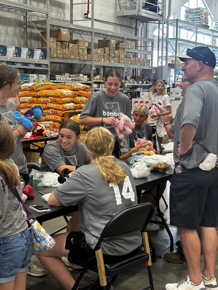 18uOsborne's tweet photo. Today the girls enjoyed some team bonding while helping a good cause. The team made over 500 stuffed animals for The Teddy Bear Love Fund!
🧸💙 https://t.co/IngkznzdnO