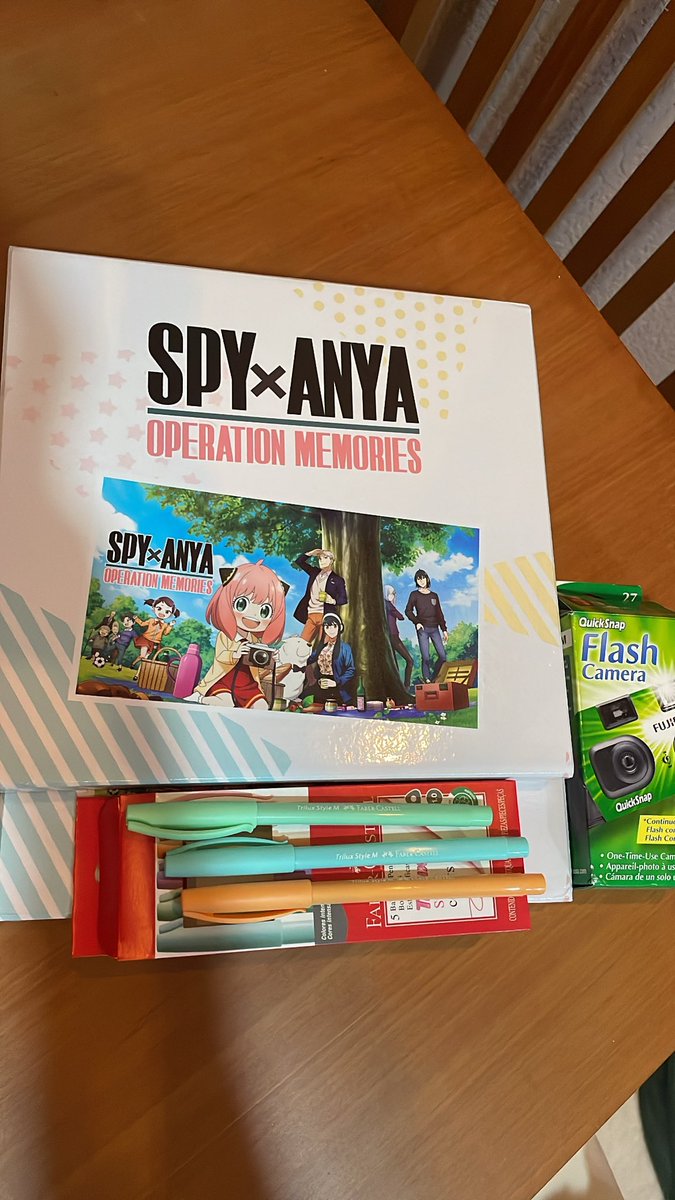 othaleraa's tweet photo. Hoje recebi mais um mimo maravilhoso de joguinhos de animes galera 💙

Nesse kit temos duas caixinhas com portas retrato montáveis especiais de Spy X Anya Operation Memories, e pra completar veio uma câmera única e um conjunto de canetas no tom do anime 🥹

Obrigado @gupingu 🙏🏻 https://t.co/6Ra48012Go