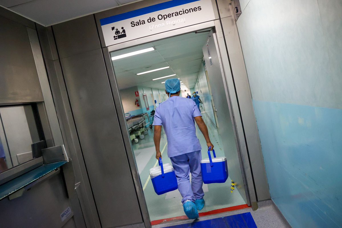 EsSaludPeru's tweet photo. ¡EsSalud sigue salvando vidas! 🙌 Hoy, en Tacna, se realizó el operativo número 38 gracias a la generosidad de una familia que donó los órganos de su ser querido fallecido. 👩‍⚕️🧑‍⚕️ Médicos de los hospitales Rebagliati y Almenara viajaron hasta el hospital Daniel Alcides Carrión, en Tacna, y validaron hígado, riñones y córneas. Estos órganos fueron trasladados a Lima para salvar la vida de seis pacientes en lista de espera, entre ellos, un menor de edad.

#EsSalud insta a tomar conciencia y decir SÍ a la donación de órganos, porque una persona puede salvar hasta nueve vidas. 💙