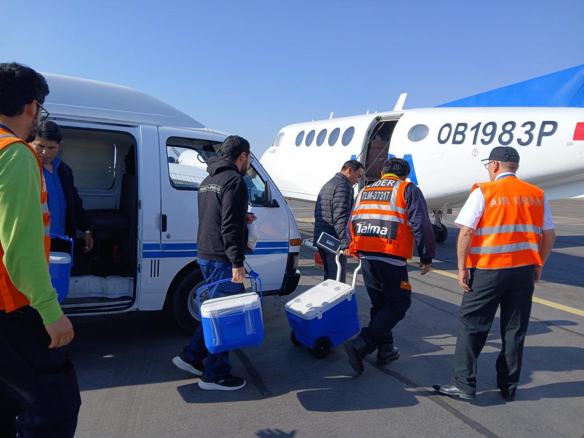 EsSaludPeru's tweet photo. ¡EsSalud sigue salvando vidas! 🙌 Hoy, en Tacna, se realizó el operativo número 38 gracias a la generosidad de una familia que donó los órganos de su ser querido fallecido. 👩‍⚕️🧑‍⚕️ Médicos de los hospitales Rebagliati y Almenara viajaron hasta el hospital Daniel Alcides Carrión, en Tacna, y validaron hígado, riñones y córneas. Estos órganos fueron trasladados a Lima para salvar la vida de seis pacientes en lista de espera, entre ellos, un menor de edad.

#EsSalud insta a tomar conciencia y decir SÍ a la donación de órganos, porque una persona puede salvar hasta nueve vidas. 💙
